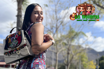 Fotografía de modelo con bolso en espalda